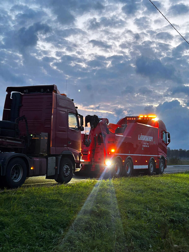 Hinaus Lähdekorpi hinausauto hinaamassa rekkaa