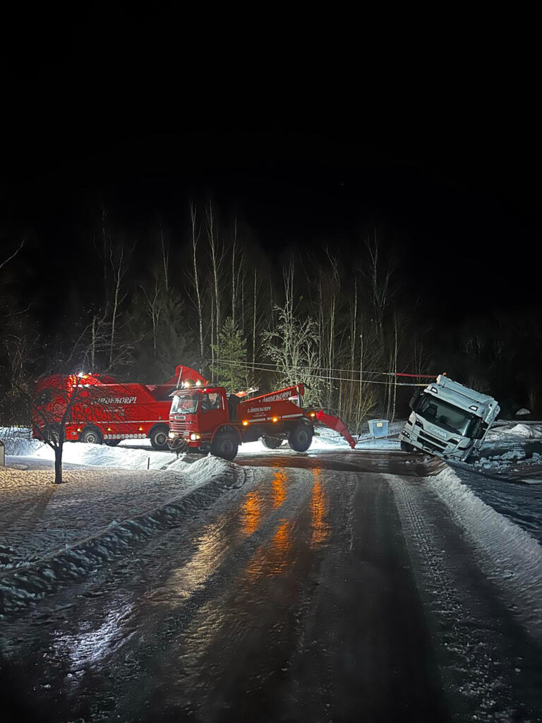 Hinaus Lähdekorpi nostamassa ylös lumiselta tieltä ulos ajanutta rekkaa