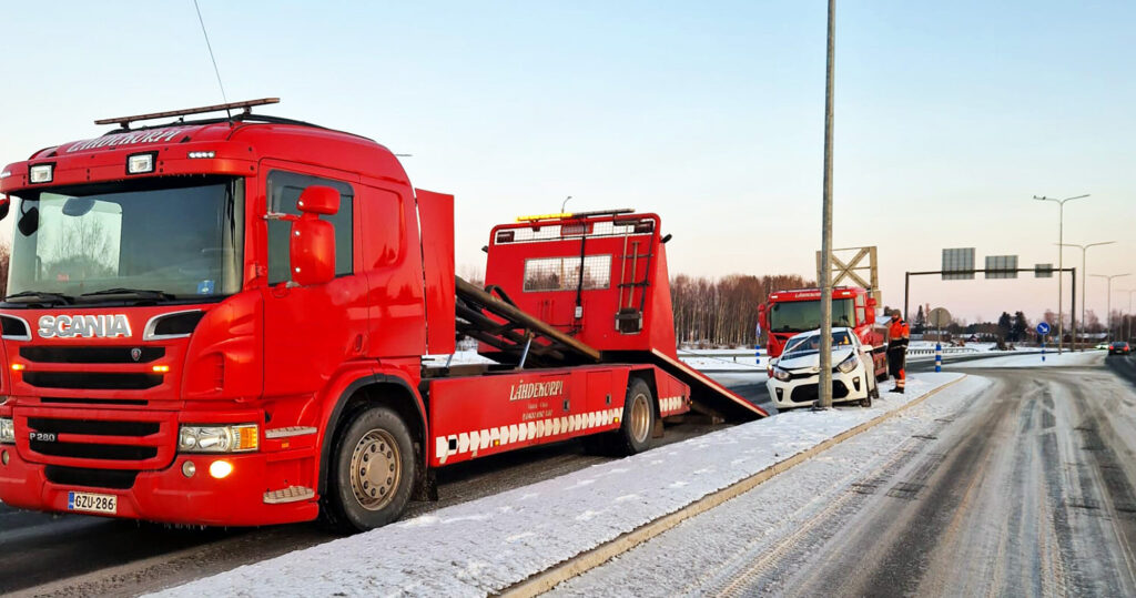 Hinaus Lähdekorpi hinaamassa katuvalaisimeen törmännyttä autoa talvella