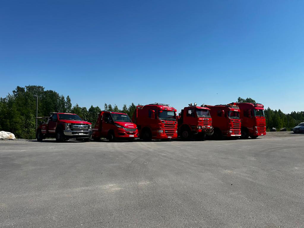 Punainen Scania-hinausauto